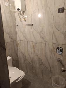 Koupelna v ubytování Royal Residency