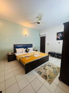 a bedroom with a large bed in a room at Rosewood Cottage in Karachi