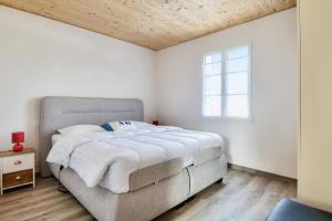 a bedroom with a bed and a window at Jolie maison à l'Epine avec jardin pour 8 personnes in LʼÉpine