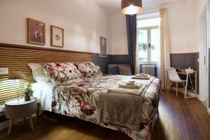 a bedroom with a bed and a table in it at Savi Guest House metro B S Paolo in Rome