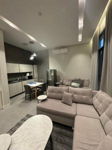 una sala de estar con un sofá y una mesa en جناح الفخامة والهدوء Calm Apartment بتحكم ذكي, en Riad