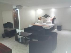Postel nebo postele na pokoji v ubytování Sona-Gold Starview Palace Hotel