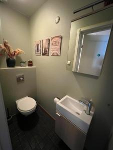 Ένα μπάνιο στο 4-room apartment with balcony