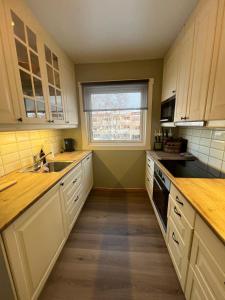 Η κουζίνα ή μικρή κουζίνα στο 4-room apartment with balcony +3 φωτογραφίες