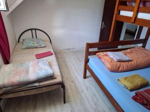 Postelja oz. postelje v sobi nastanitve Gite Le Matarum, dortoire familiale 4 personnes