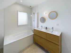 Ένα μπάνιο στο Maison avec jardin pour 10 personnes à Penmarch