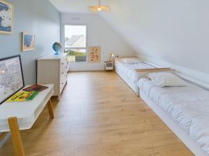 Ένα ή περισσότερα κρεβάτια σε δωμάτιο στο Maison avec jardin pour 10 personnes à Penmarch