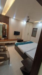 Un dormitorio con una cama grande y un televisor. en HD Luxury hotel, en Nueva Delhi