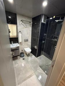 ein Badezimmer mit Dusche, Toilette und Waschbecken in der Unterkunft world say hotel in Bostaniçi + 49 Fotos