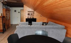 ein Zimmer mit Sofas, einem Tisch und einem Fernseher in der Unterkunft Ferienwohnungen Vesteblick in Dörfles