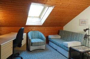 Zimmer mit einem Sofa, einem Stuhl und einem Fenster in der Unterkunft Ferienwohnungen Vesteblick in Dörfles + 32 Fotos