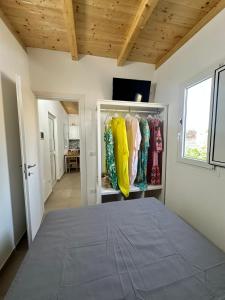 Un dormitorio con una cama grande en una habitación. en Anastasia Beach Cottage POMELIA, en Fontane Bianche
