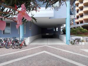 a group of bikes parked in front of a building at Costa Azzurra Apartment in Grado