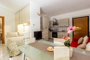 Kuchyň nebo kuchyňský kout v ubytování CASA SOFIA- Giardino e Garage privato + 29 fotografií