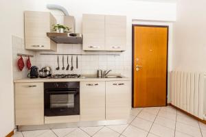 Kuchyň nebo kuchyňský kout v ubytování CASA SOFIA- Giardino e Garage privato