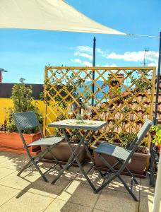 een tafel en stoelen op een terras bij Casa Rohan in Cannero Riviera