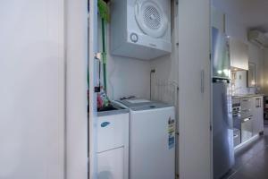 Stylish studio Apt near AIS and GIO Stadium - Hosted by Canstay的厨房或小厨房