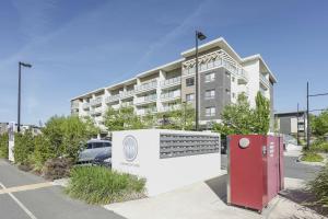 贝尔康嫩Stylish studio Apt near AIS and GIO Stadium - Hosted by Canstay的大楼前有停车位的建筑物 更多4张照片