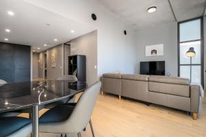 Posezení v ubytování Comfy 2BA 2BR Kingston Foreshore Apartment - Hosted by Canstay