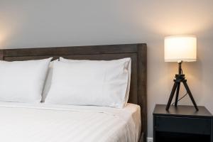 Postel nebo postele na pokoji v ubytování Comfy 2BA 2BR Kingston Foreshore Apartment - Hosted by Canstay