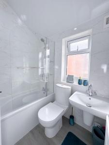 Ένα μπάνιο στο Wellesley House 5BR Entire Home
