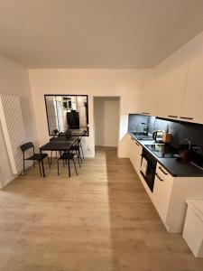 A kitchen or kitchenette at Renovated in style - Close to Hamburg