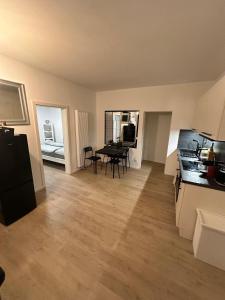 A kitchen or kitchenette at Renovated in style - Close to Hamburg