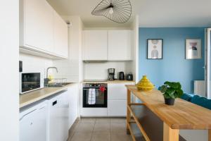 Kuchyň nebo kuchyňský kout v ubytování Les Marronniers - A 15min du Stade de France