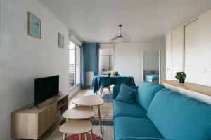 TV a/nebo společenská místnost v ubytování Les Marronniers - A 15min du Stade de France