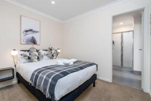 Una cama o camas en una habitación de Cosy 2BR Close to Light Rail - Hosted by Canstay