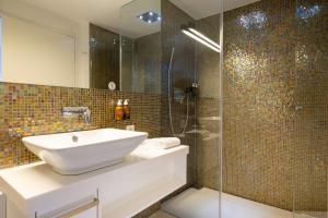 A bathroom at Hotel D - Basel - Fully Renovated 2025