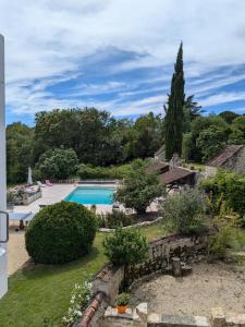 an external view of a house with a swimming pool at Les Pierres Lotoises - gîte les grandes pierres in Reilhaguet