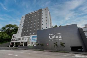 布卢梅瑙Hotel Caiuá Blumenau的酒店前方有一条路的卡利塔楼