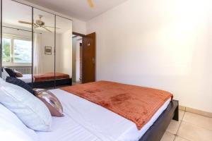 A bed or beds in a room at Elegant, Lugano Lake View, pool and private parking