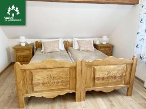 Tempat tidur dalam kamar di Nocleg na skraju puszczy