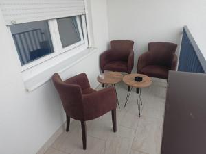 a waiting room with chairs and a table and a window at Astra apartman BL in Banja Luka