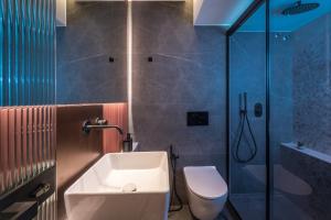 ein Badezimmer mit Toilette, Waschbecken und Dusche in der Unterkunft CITY NEST Living in Iraklio + 61 Fotos