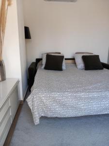 Ένα ή περισσότερα κρεβάτια σε δωμάτιο στο Appartement indépendant dans une villa