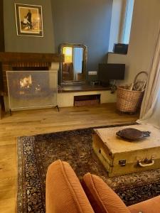 Μια τηλεόραση ή/και κέντρο ψυχαγωγίας στο Maison d'Alice - Maison indépendante en centre-ville avec parking