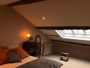 Ένα ή περισσότερα κρεβάτια σε δωμάτιο στο Maison d'Alice - Maison indépendante en centre-ville avec parking