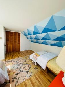 Groovy escape steps from the beach, a must sea!客房内的一张或多张床位