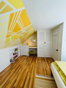 Groovy escape steps from the beach, a must sea!客房内的一张或多张床位