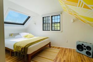约克Groovy escape steps from the beach, a must sea!的带床和窗户的卧室