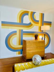 Groovy escape steps from the beach, a must sea!客房内的一张或多张床位