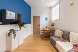 a living room with a couch and a table at Lavie Maison Sauna and Hot Tub Seaside in Nice