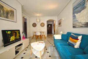A television and/or entertainment centre at Cubo's Apartamento B1 2A Lubina del Sol
