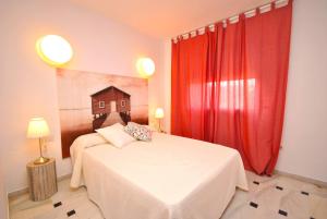 A bed or beds in a room at Cubo's Apartamento B1 2A Lubina del Sol