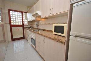 A kitchen or kitchenette at Cubo's Apartamento B1 2A Lubina del Sol