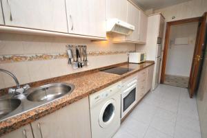 A kitchen or kitchenette at Cubo's Apartamento B1 2A Lubina del Sol