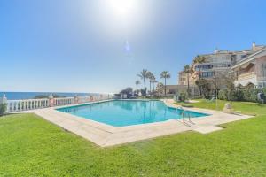 The swimming pool at or close to Cubo's Apartamento B1 2A Lubina del Sol